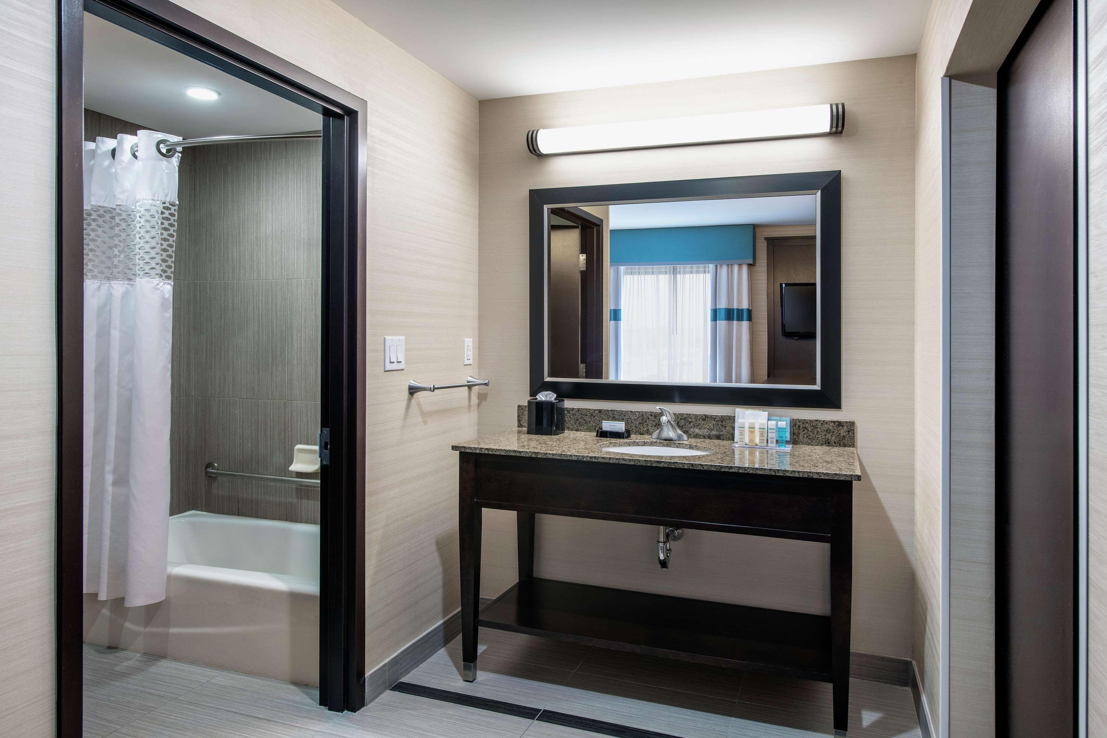 Hampton Inn By Hilton Winnipeg Bagian luar foto