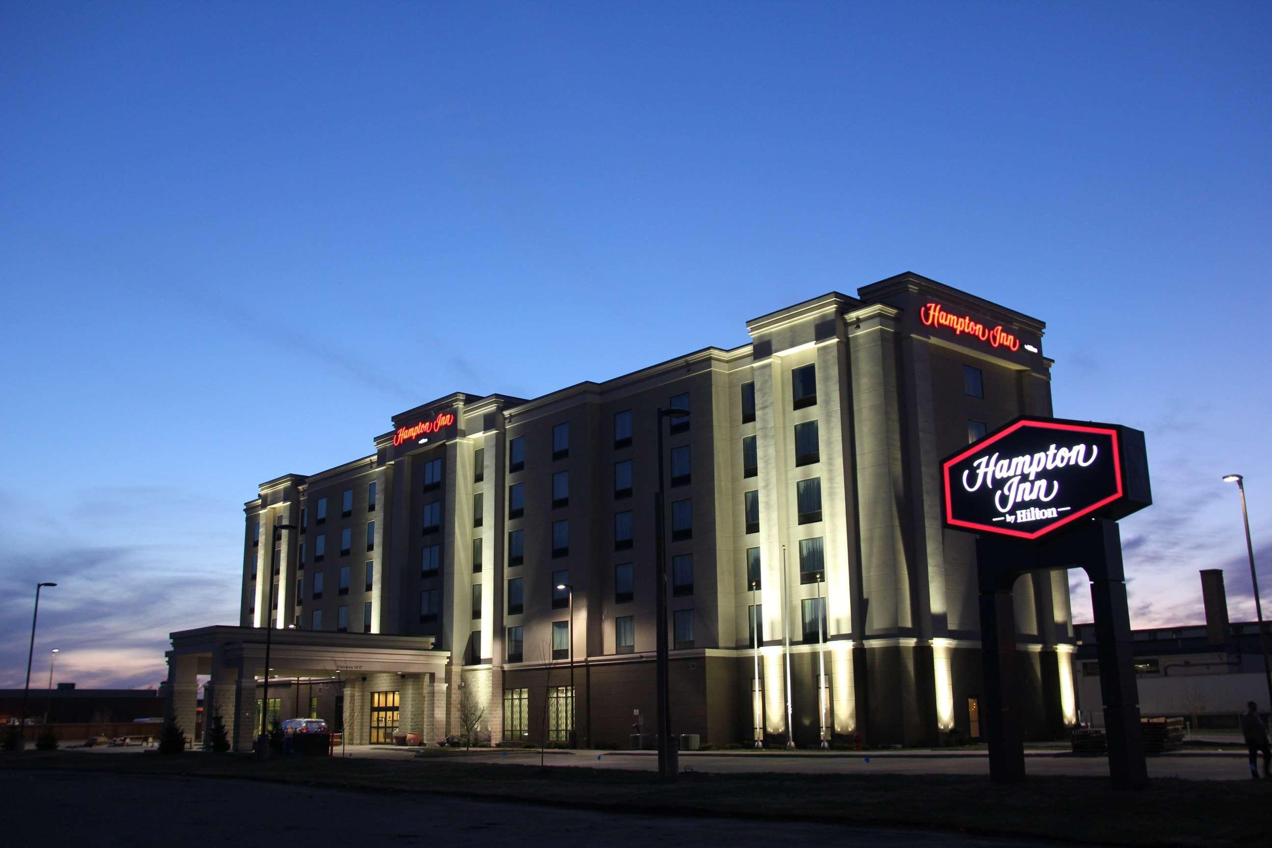 Hampton Inn By Hilton Winnipeg Bagian luar foto