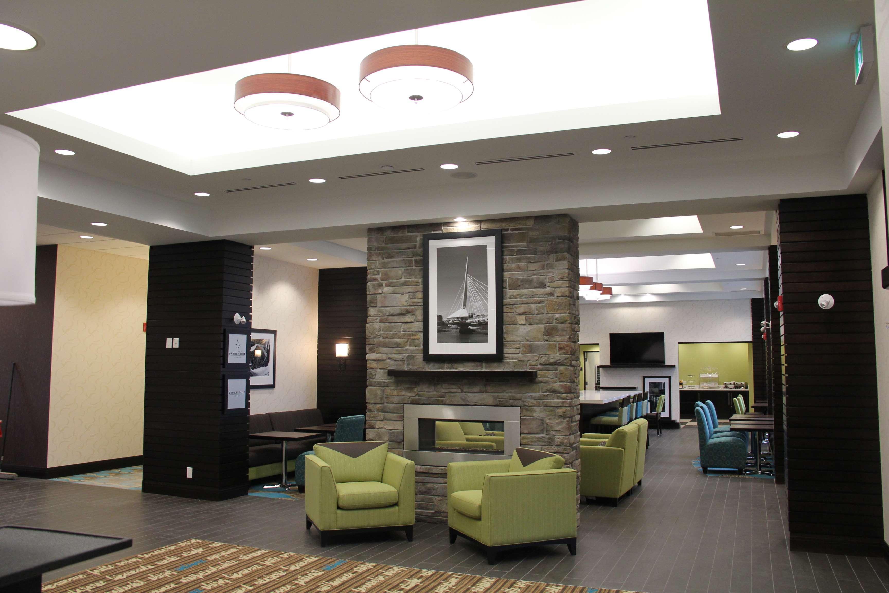 Hampton Inn By Hilton Winnipeg Bagian luar foto